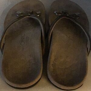 Vionic Women's Tan Sandals with Metallic Bow